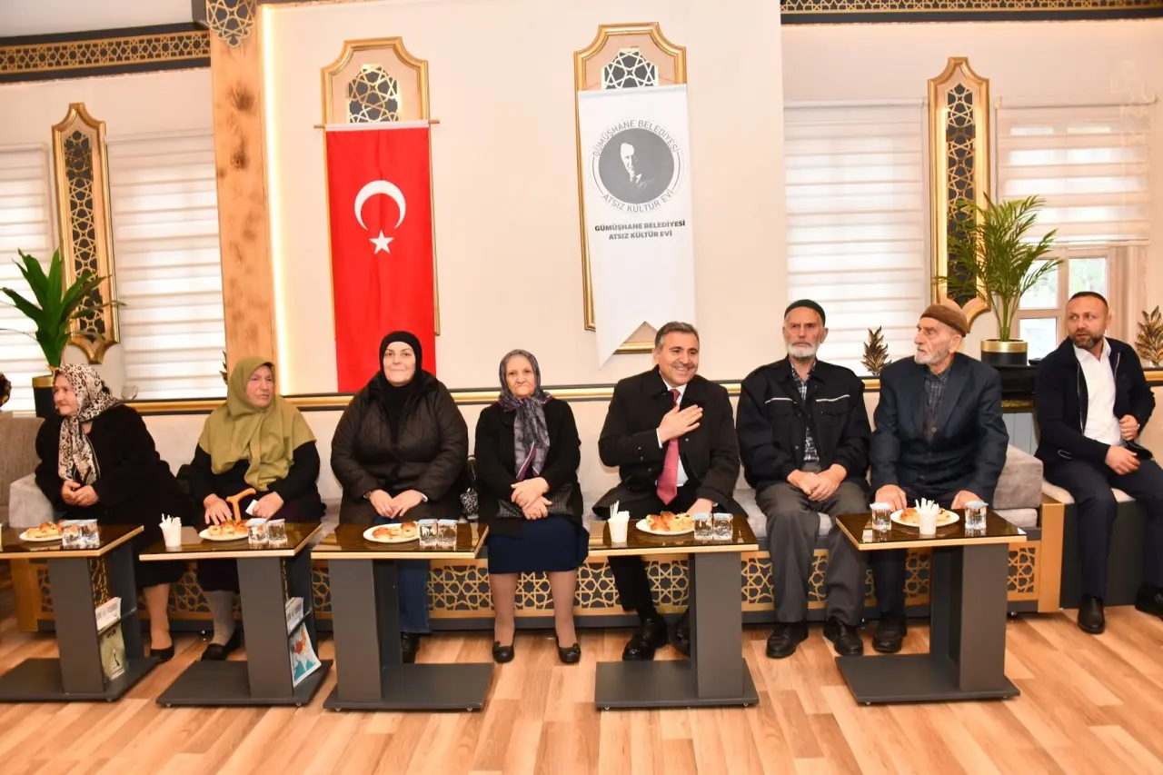 Gümüşhane Protokolü 1 Ekim Yaşlılar Günü Vesilesiyle Kıdemli Vatandaşlarla Bir Araya Geldi 4