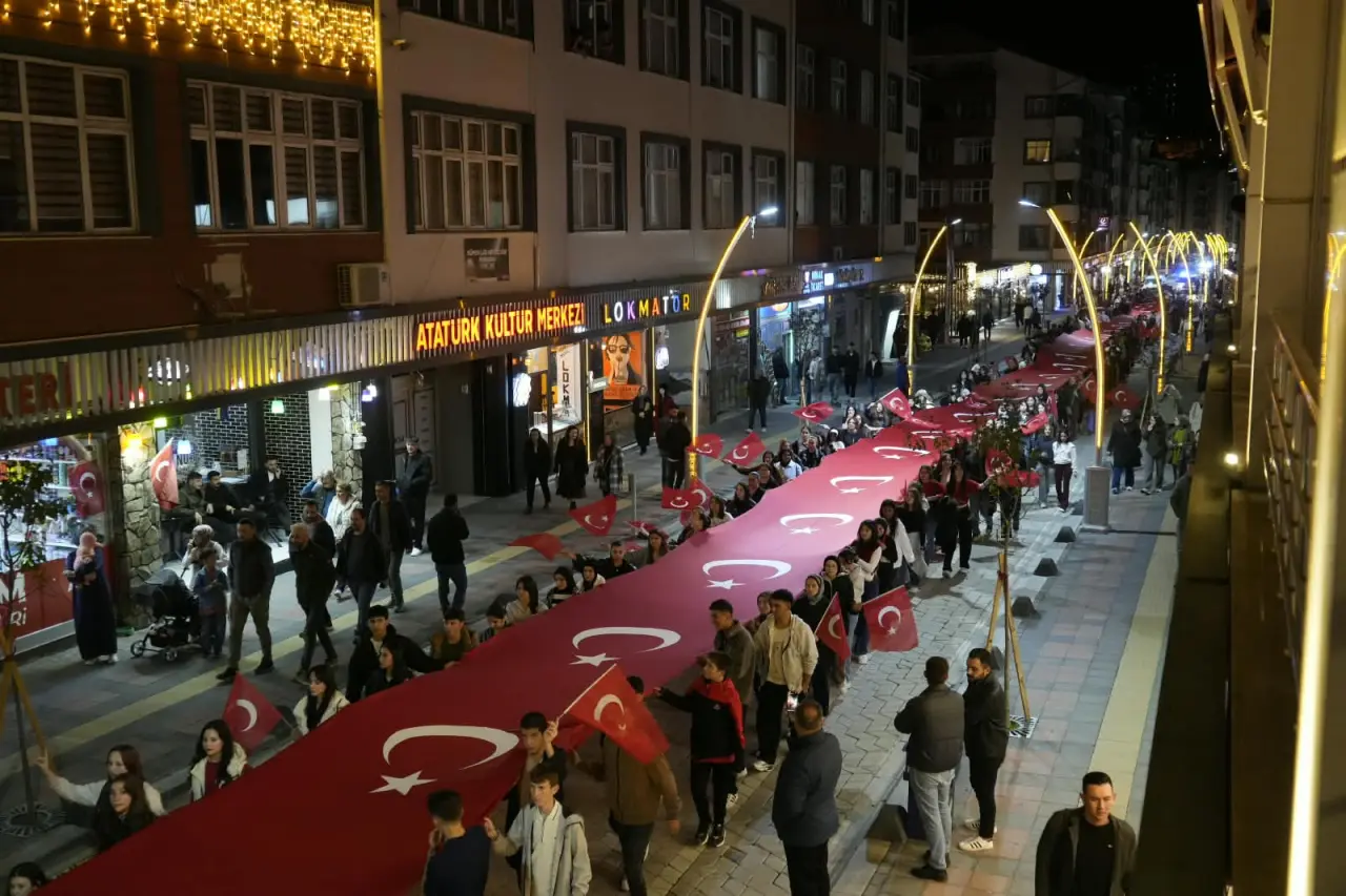 Gümüşhane Sokaklarında Fener Alayı Coşkusu: 103 Metrelik Bayrakla Cumhuriyet Korteji 8