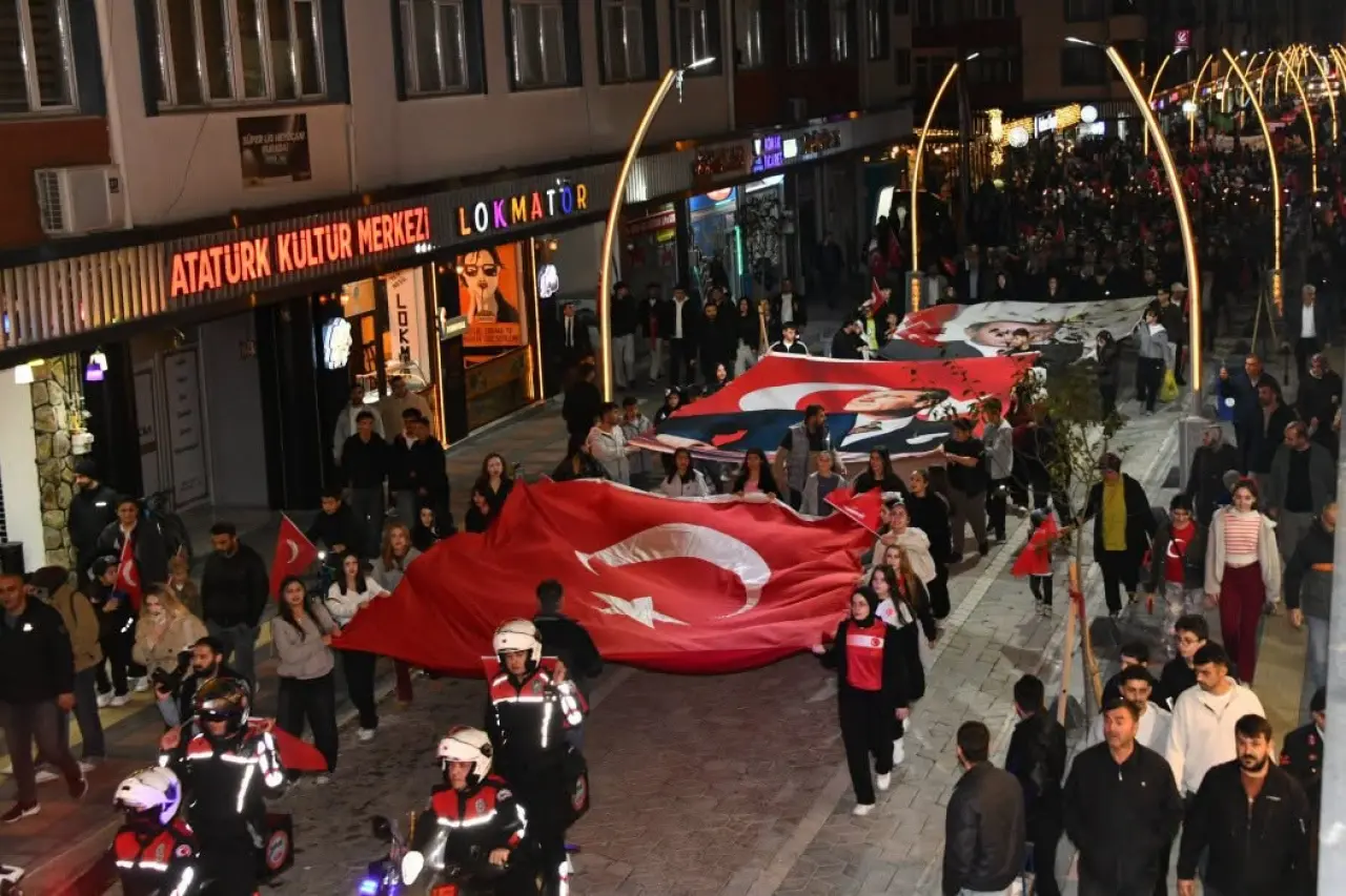Gümüşhane Sokaklarında Fener Alayı Coşkusu: 103 Metrelik Bayrakla Cumhuriyet Korteji 16