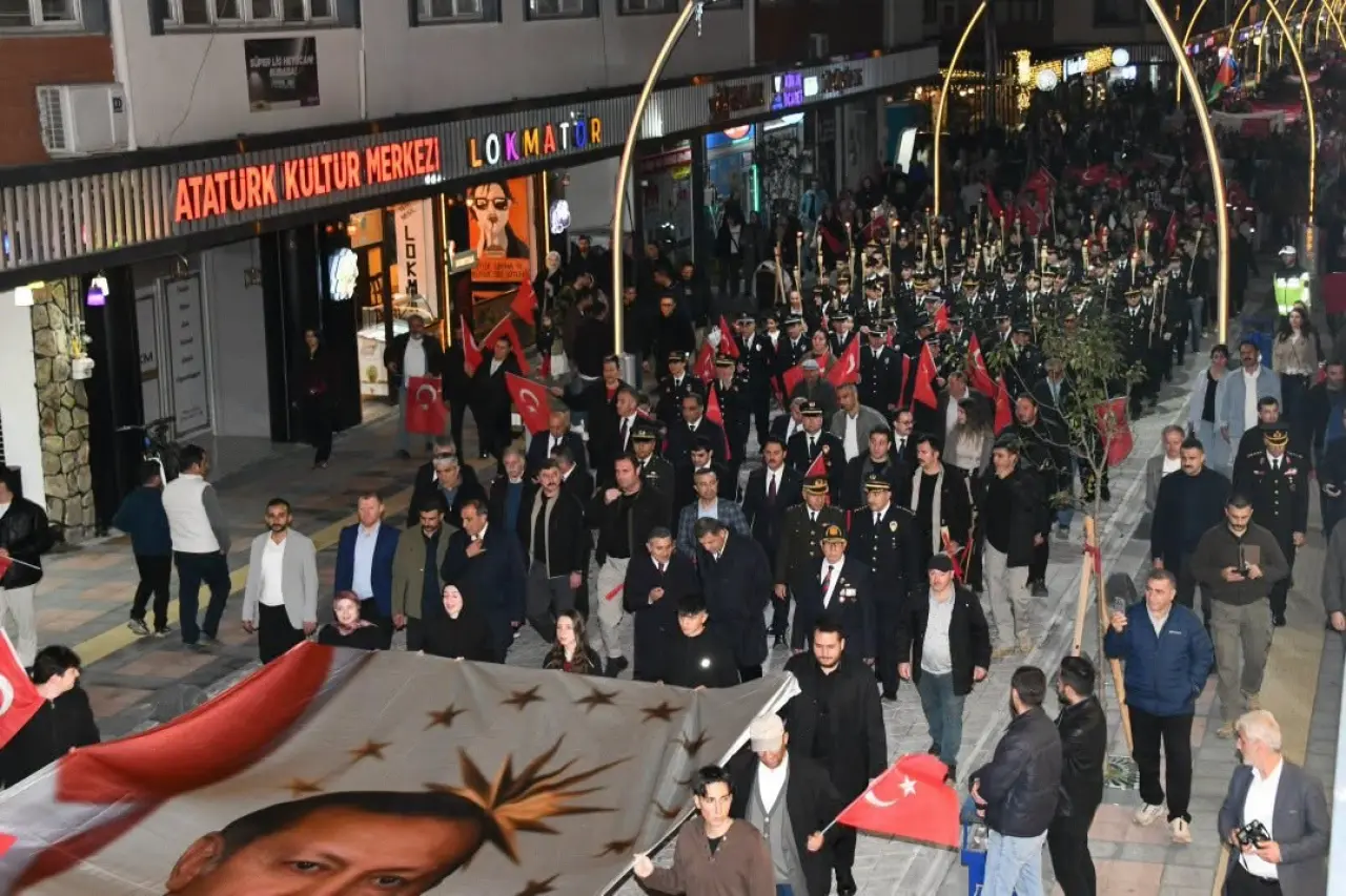 Gümüşhane Sokaklarında Fener Alayı Coşkusu: 103 Metrelik Bayrakla Cumhuriyet Korteji 13