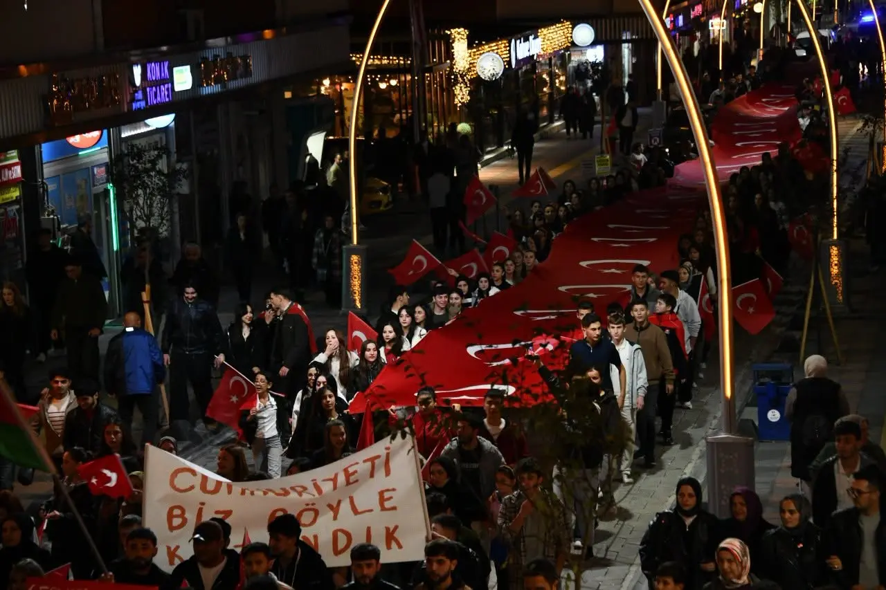 Gümüşhane Sokaklarında Fener Alayı Coşkusu: 103 Metrelik Bayrakla Cumhuriyet Korteji 15