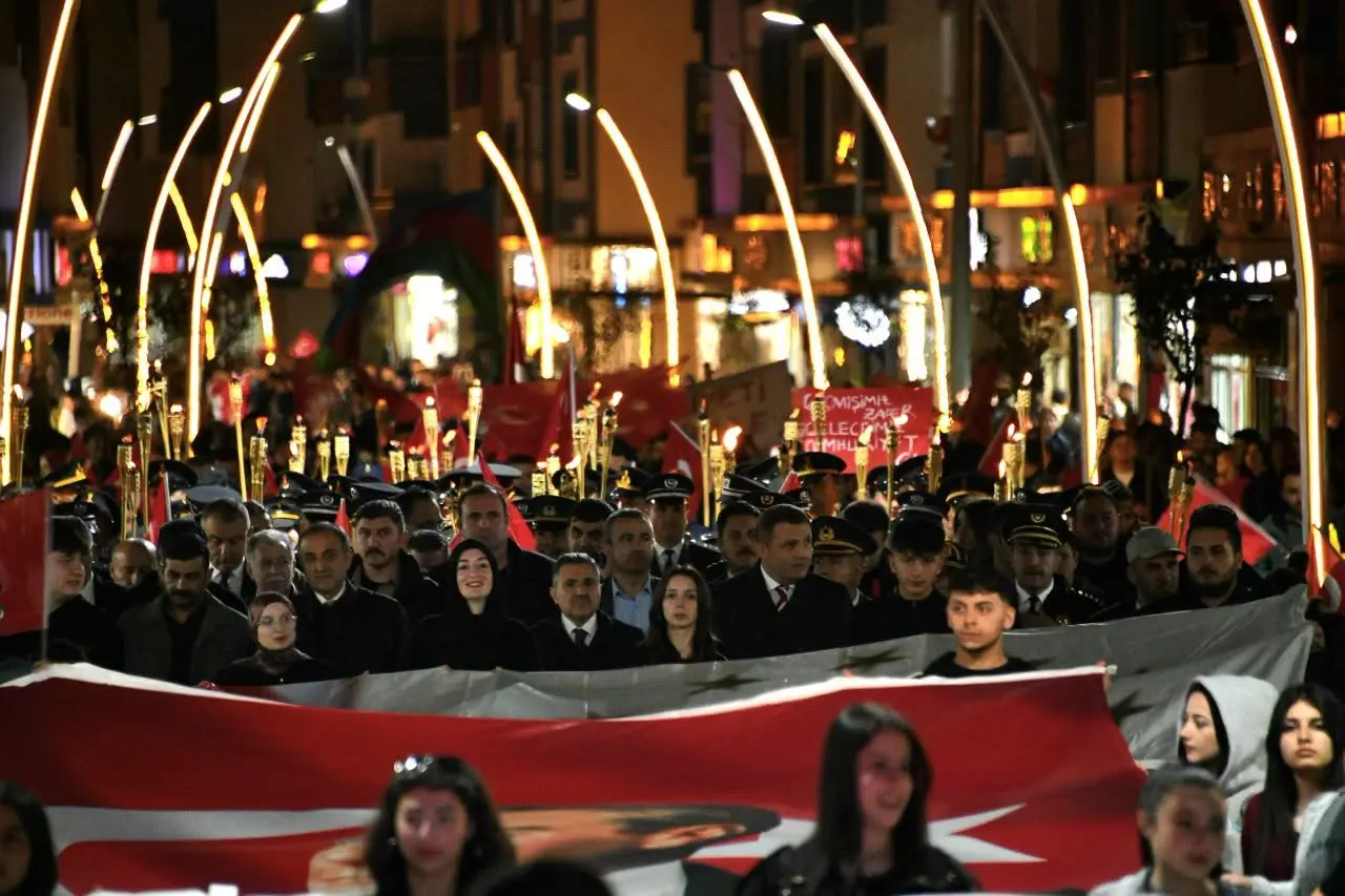 Gümüşhane Sokaklarında Fener Alayı Coşkusu: 103 Metrelik Bayrakla Cumhuriyet Korteji 14