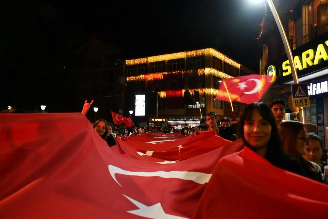 Gümüşhane Sokaklarında Fener Alayı Coşkusu: 103 Metrelik Bayrakla Cumhuriyet Korteji 18