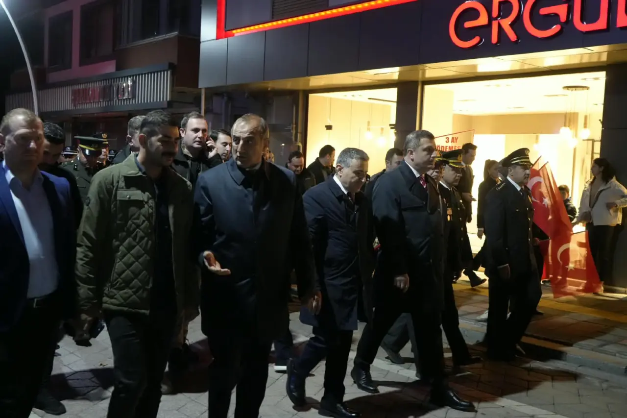 Gümüşhane Sokaklarında Fener Alayı Coşkusu: 103 Metrelik Bayrakla Cumhuriyet Korteji 2