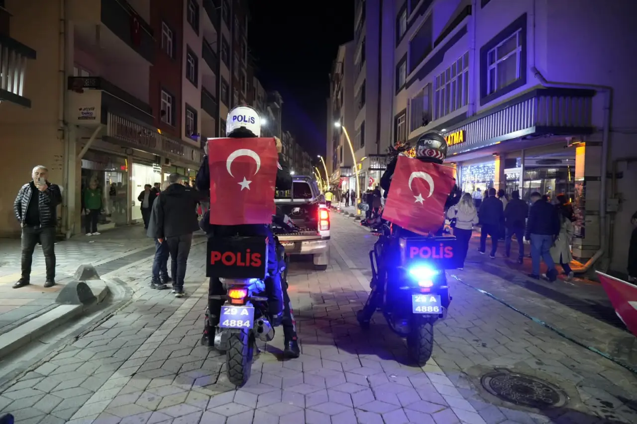 Gümüşhane Sokaklarında Fener Alayı Coşkusu: 103 Metrelik Bayrakla Cumhuriyet Korteji 4