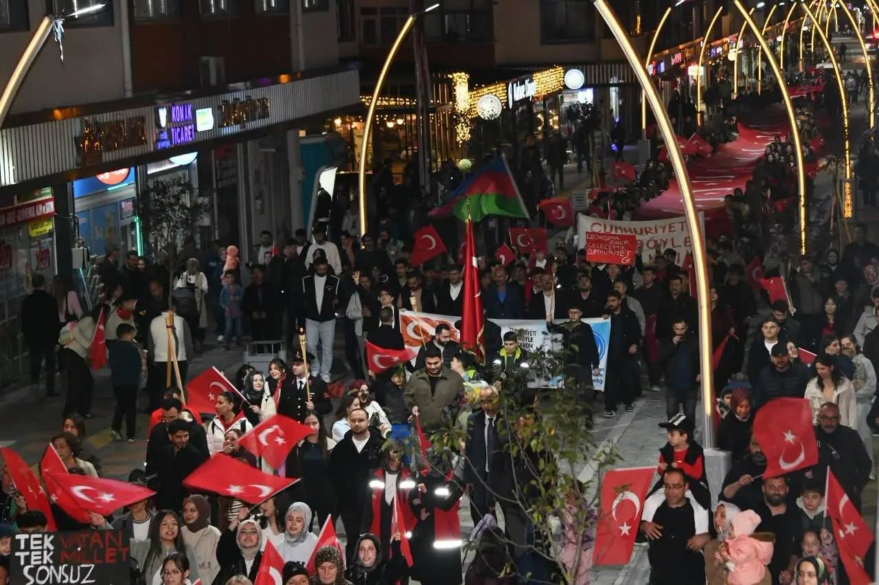 Gümüşhane Sokaklarında Fener Alayı Coşkusu: 103 Metrelik Bayrakla Cumhuriyet Korteji 12