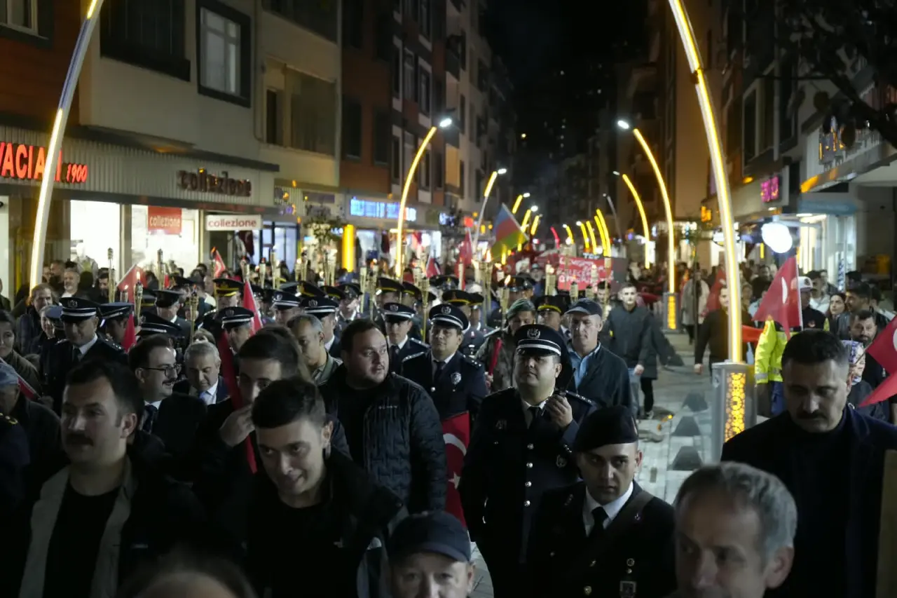 Gümüşhane Sokaklarında Fener Alayı Coşkusu: 103 Metrelik Bayrakla Cumhuriyet Korteji 3