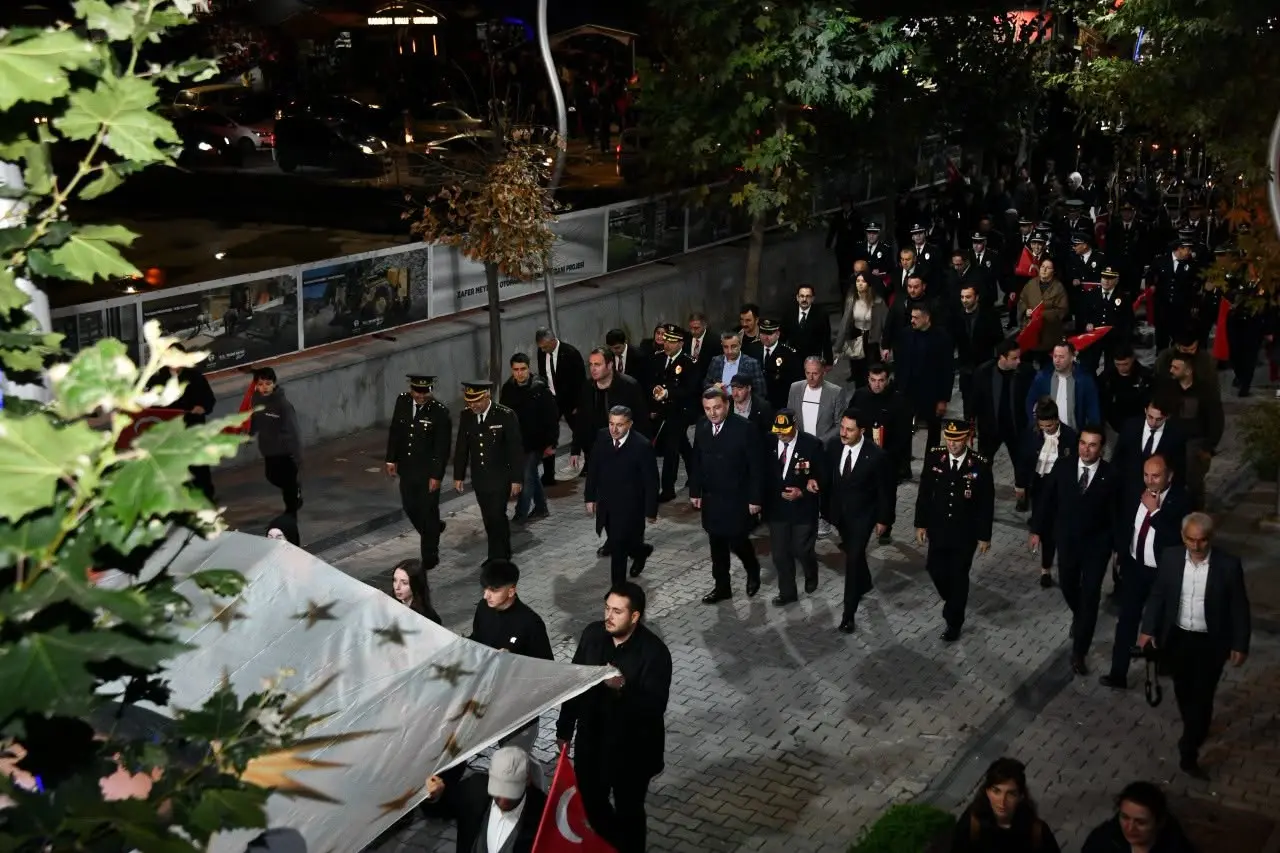Gümüşhane Sokaklarında Fener Alayı Coşkusu: 103 Metrelik Bayrakla Cumhuriyet Korteji 10
