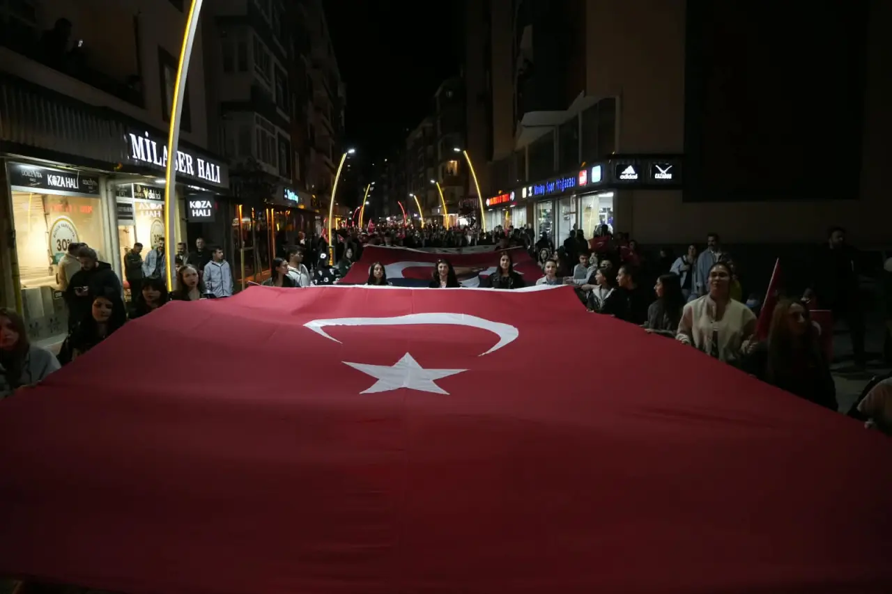 Gümüşhane Sokaklarında Fener Alayı Coşkusu: 103 Metrelik Bayrakla Cumhuriyet Korteji 1