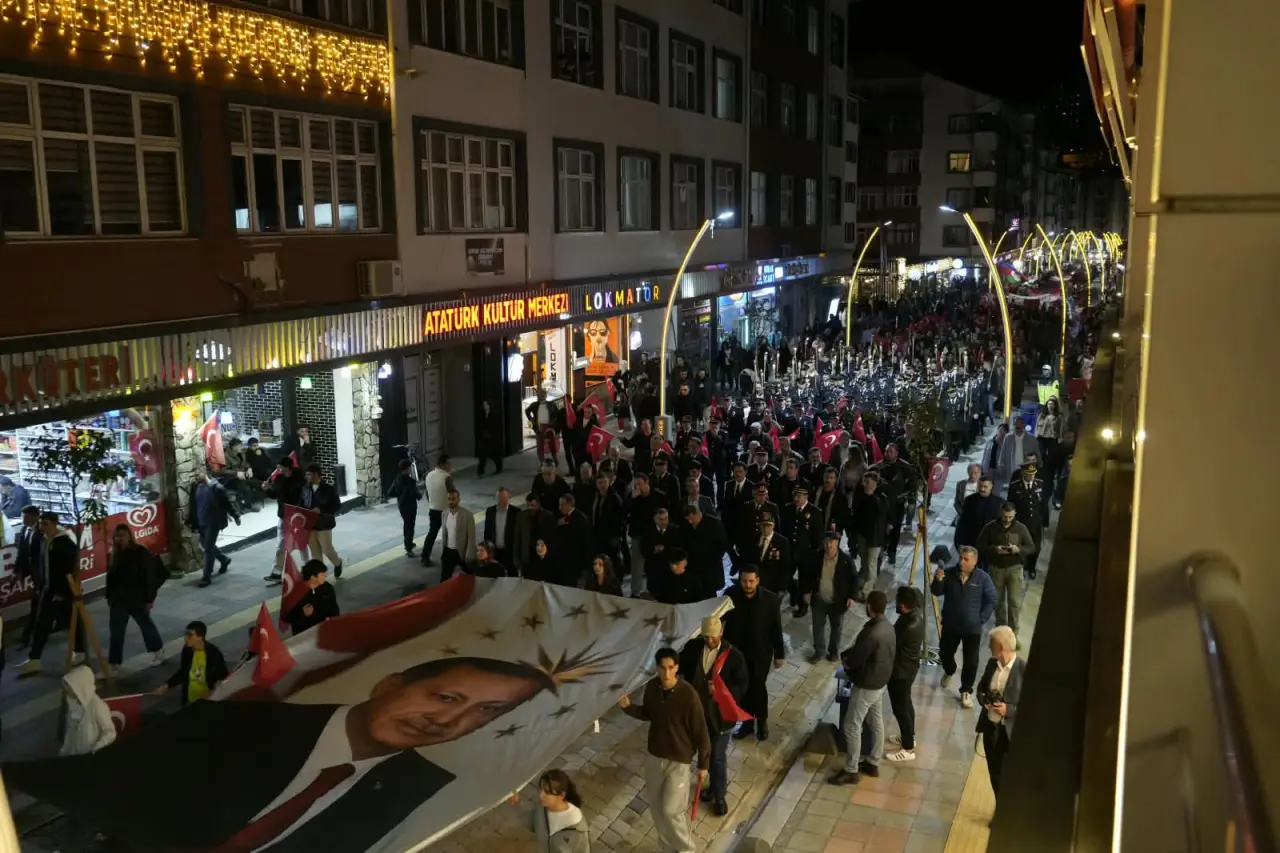 Gümüşhane Sokaklarında Fener Alayı Coşkusu: 103 Metrelik Bayrakla Cumhuriyet Korteji 6