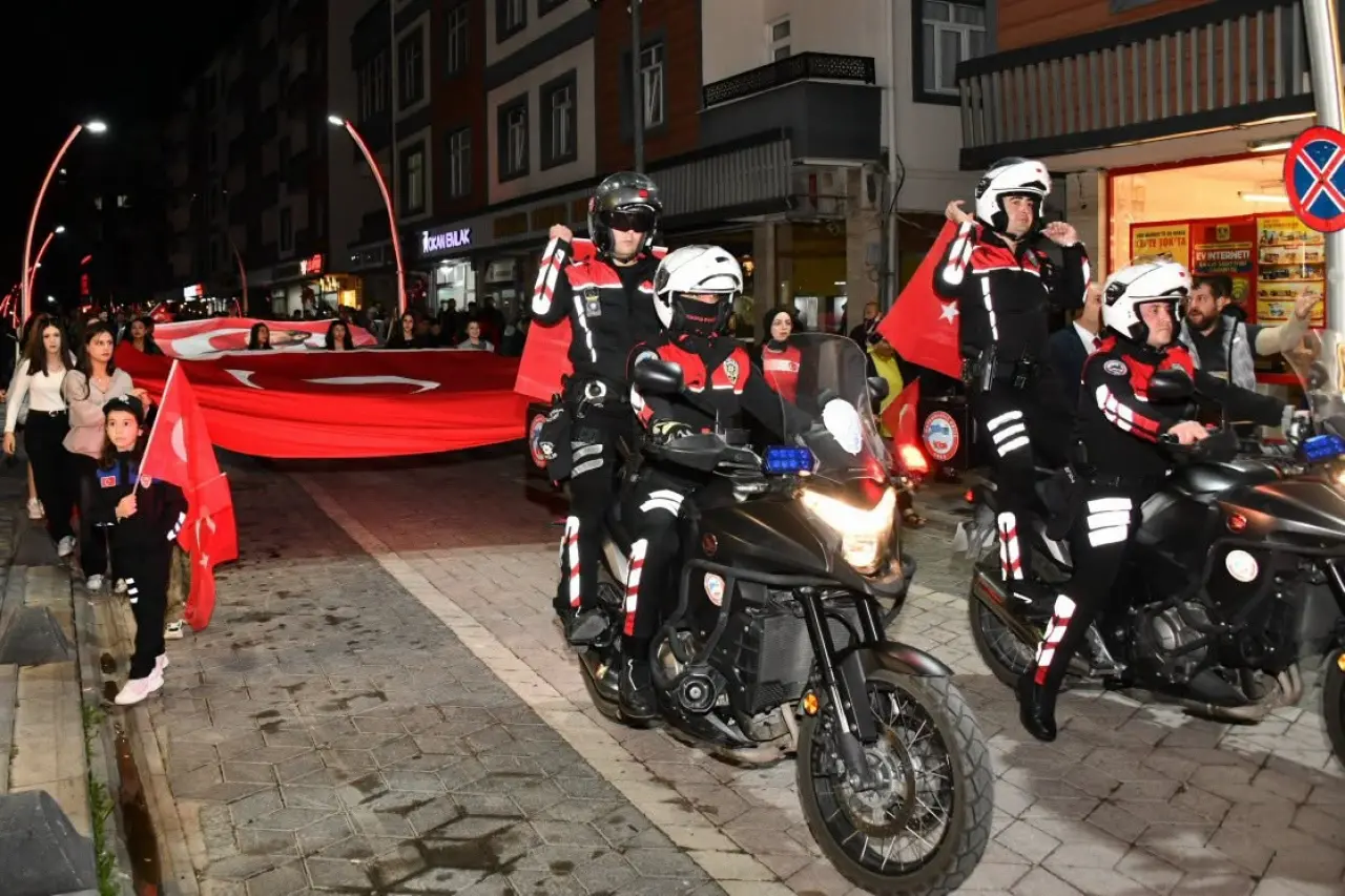 Gümüşhane Sokaklarında Fener Alayı Coşkusu: 103 Metrelik Bayrakla Cumhuriyet Korteji 11