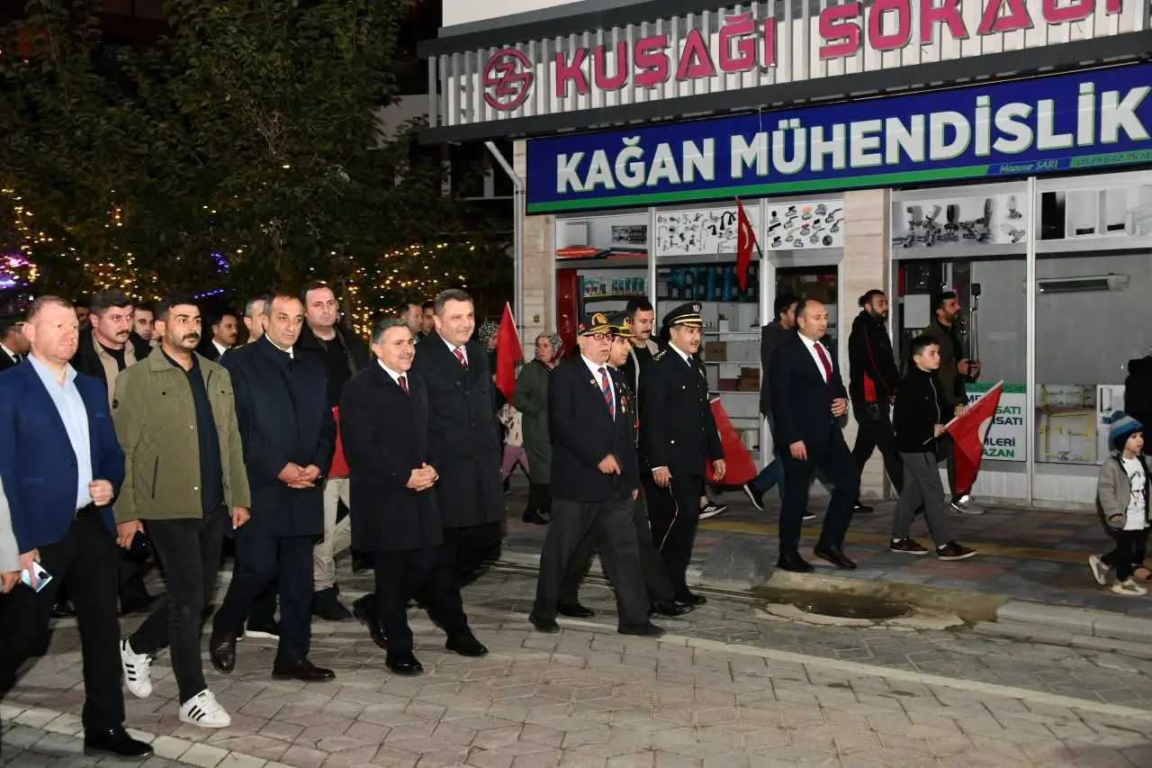 Gümüşhane Sokaklarında Fener Alayı Coşkusu: 103 Metrelik Bayrakla Cumhuriyet Korteji 17