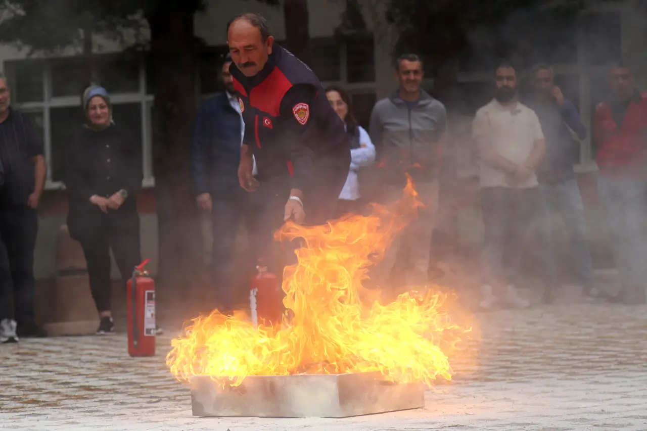 Gümüşhane Üniversitesi Personeline Yangın Söndürme Eğitimi ve Tatbikatı Verildi 6
