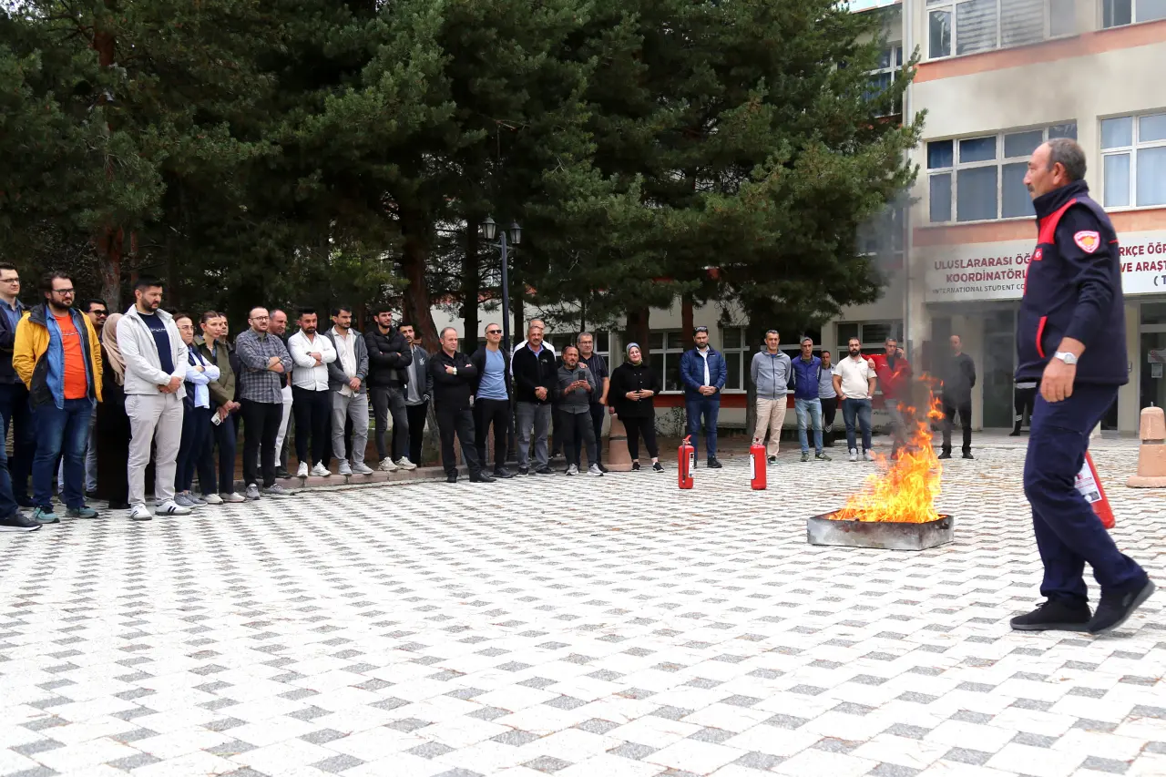 Gümüşhane Üniversitesi Personeline Yangın Söndürme Eğitimi ve Tatbikatı Verildi 2