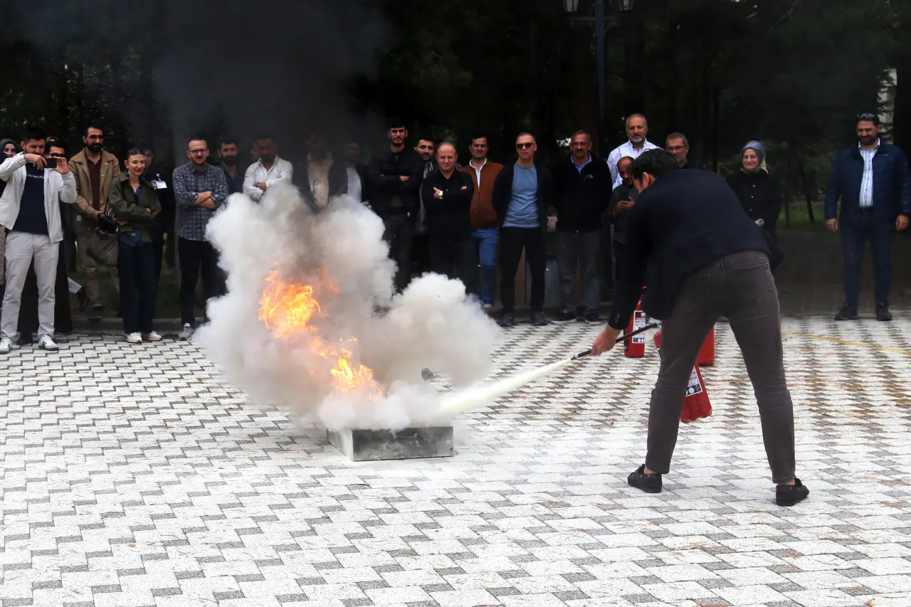 Gümüşhane Üniversitesi Personeline Yangın Söndürme Eğitimi ve Tatbikatı Verildi 5