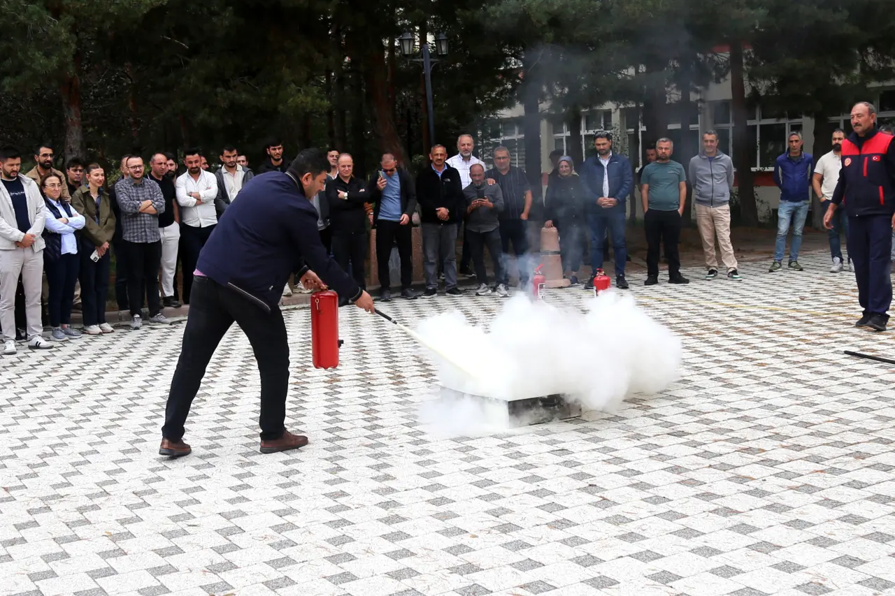 Gümüşhane Üniversitesi Personeline Yangın Söndürme Eğitimi ve Tatbikatı Verildi 3
