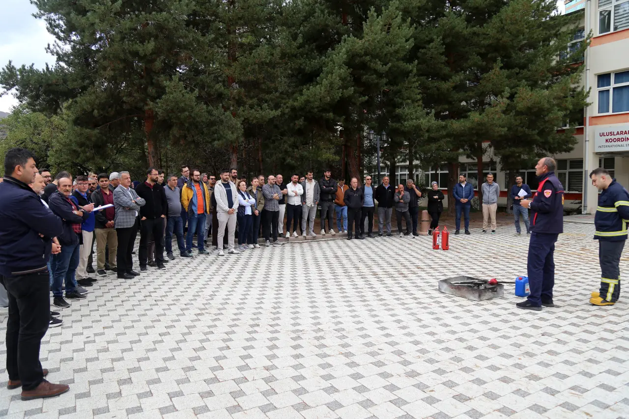 Gümüşhane Üniversitesi Personeline Yangın Söndürme Eğitimi ve Tatbikatı Verildi 1