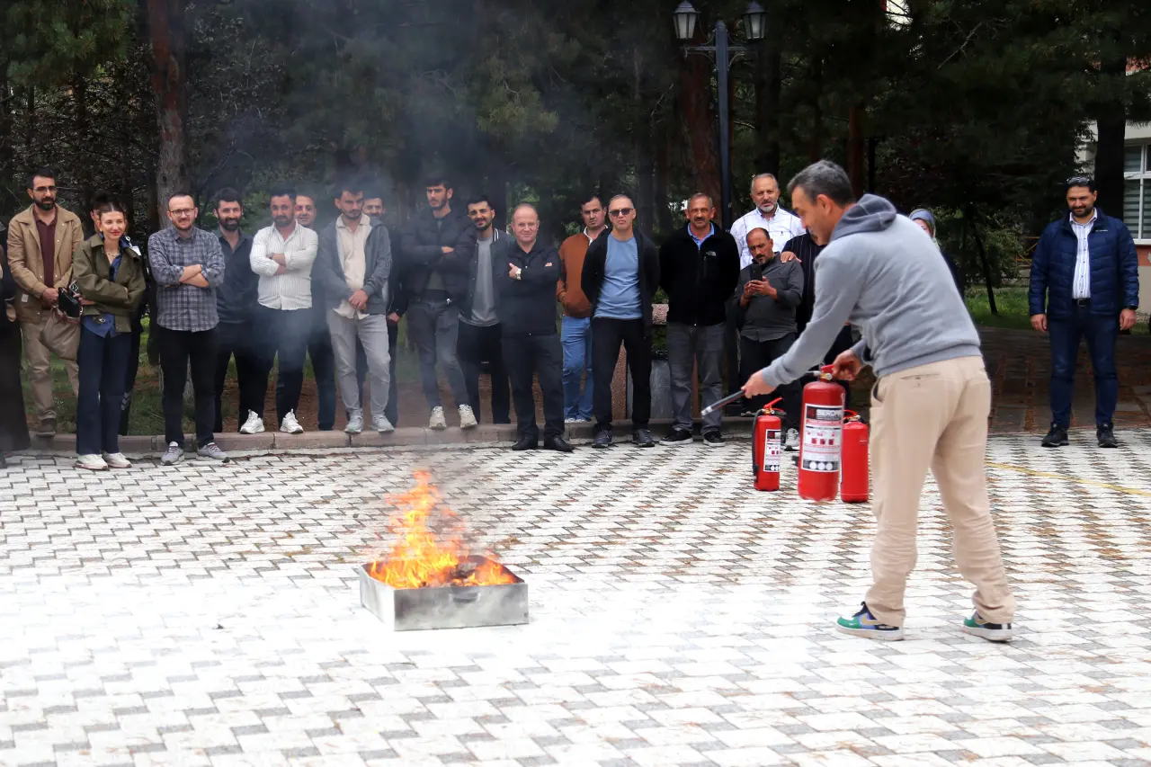 Gümüşhane Üniversitesi Personeline Yangın Söndürme Eğitimi ve Tatbikatı Verildi 4