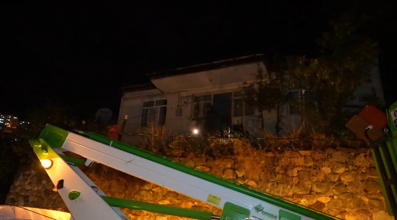Gümüşhane'de aynı elektrik direği yaşlı kadının bahçesine ikinci kez devrildi! 5