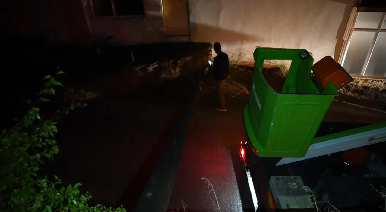Gümüşhane'de aynı elektrik direği yaşlı kadının bahçesine ikinci kez devrildi! 2