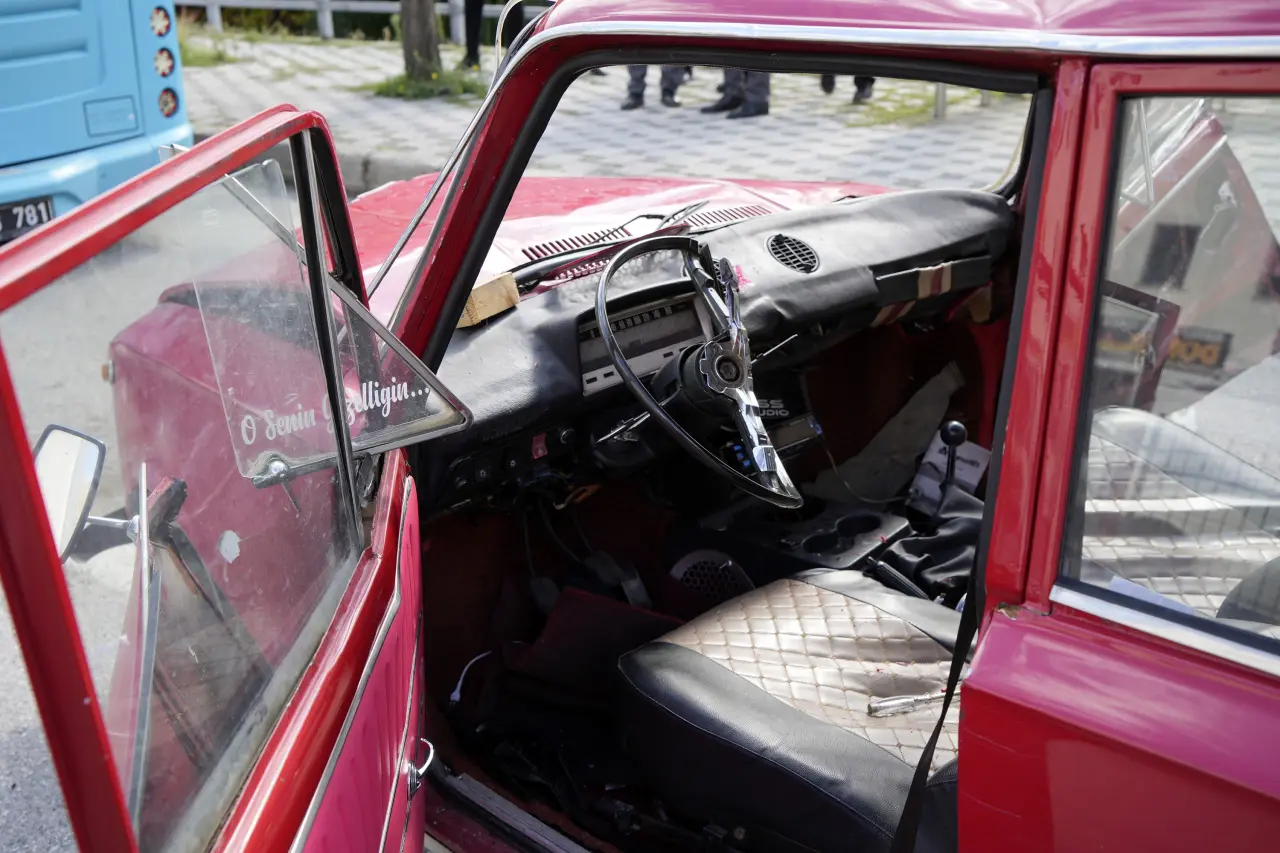 Gümüşhane’de Belediye Otobüsüne Çarpan Otomobildeki 2 Kişi Yaralandı 3