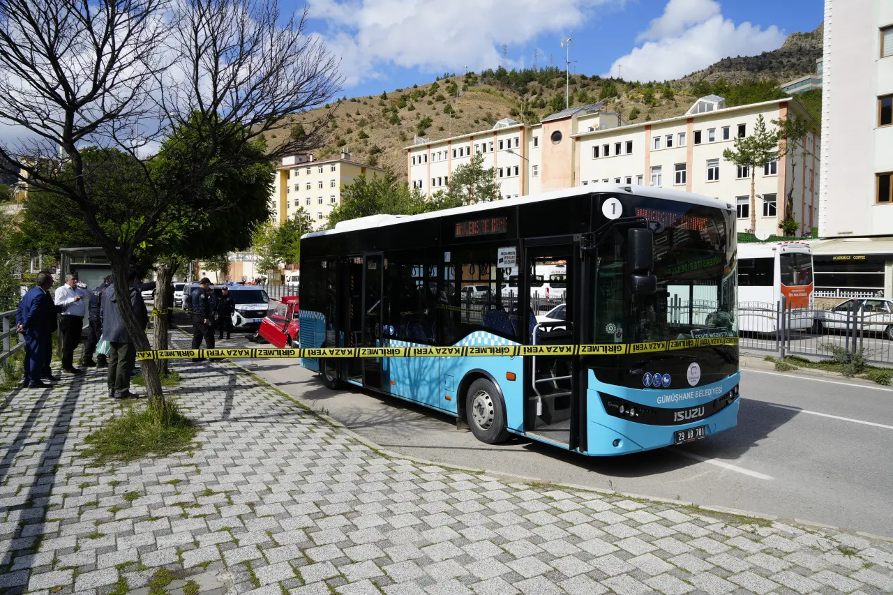 Gümüşhane’de Belediye Otobüsüne Çarpan Otomobildeki 2 Kişi Yaralandı 1