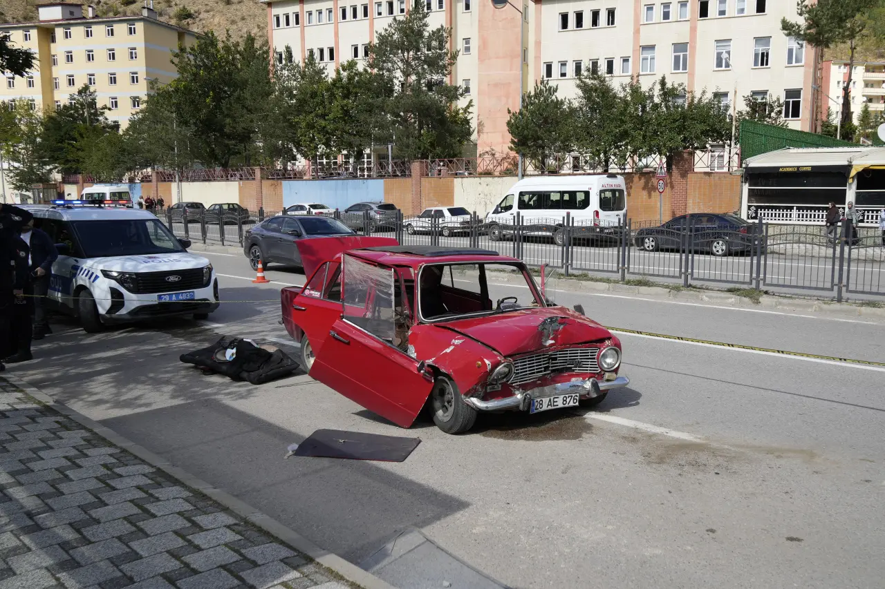 Gümüşhane’de Belediye Otobüsüne Çarpan Otomobildeki 2 Kişi Yaralandı 2