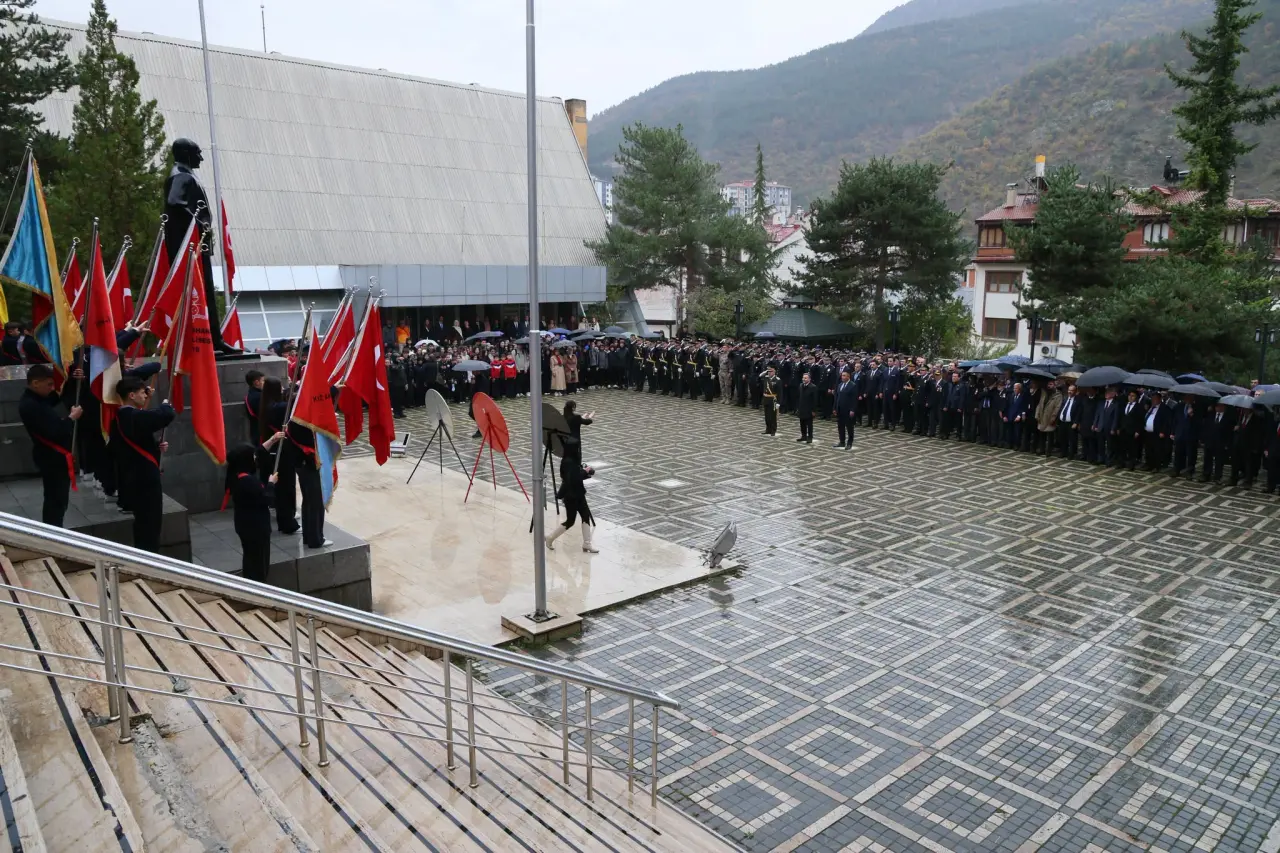 Gümüşhane’de Cumhuriyet Bayramı kutlamaları yağmur altında başladı 3
