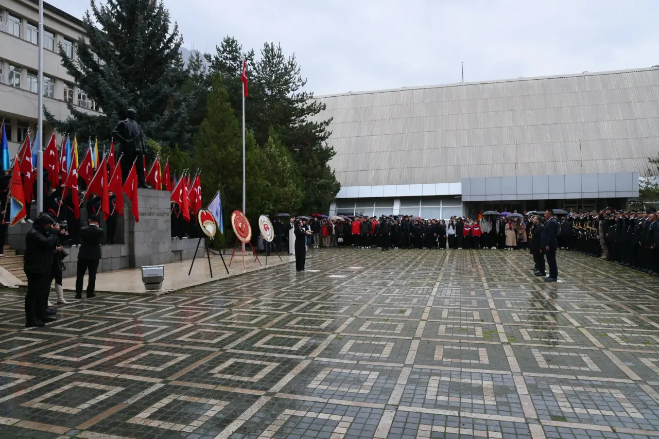 Gümüşhane’de Cumhuriyet Bayramı kutlamaları yağmur altında başladı 1