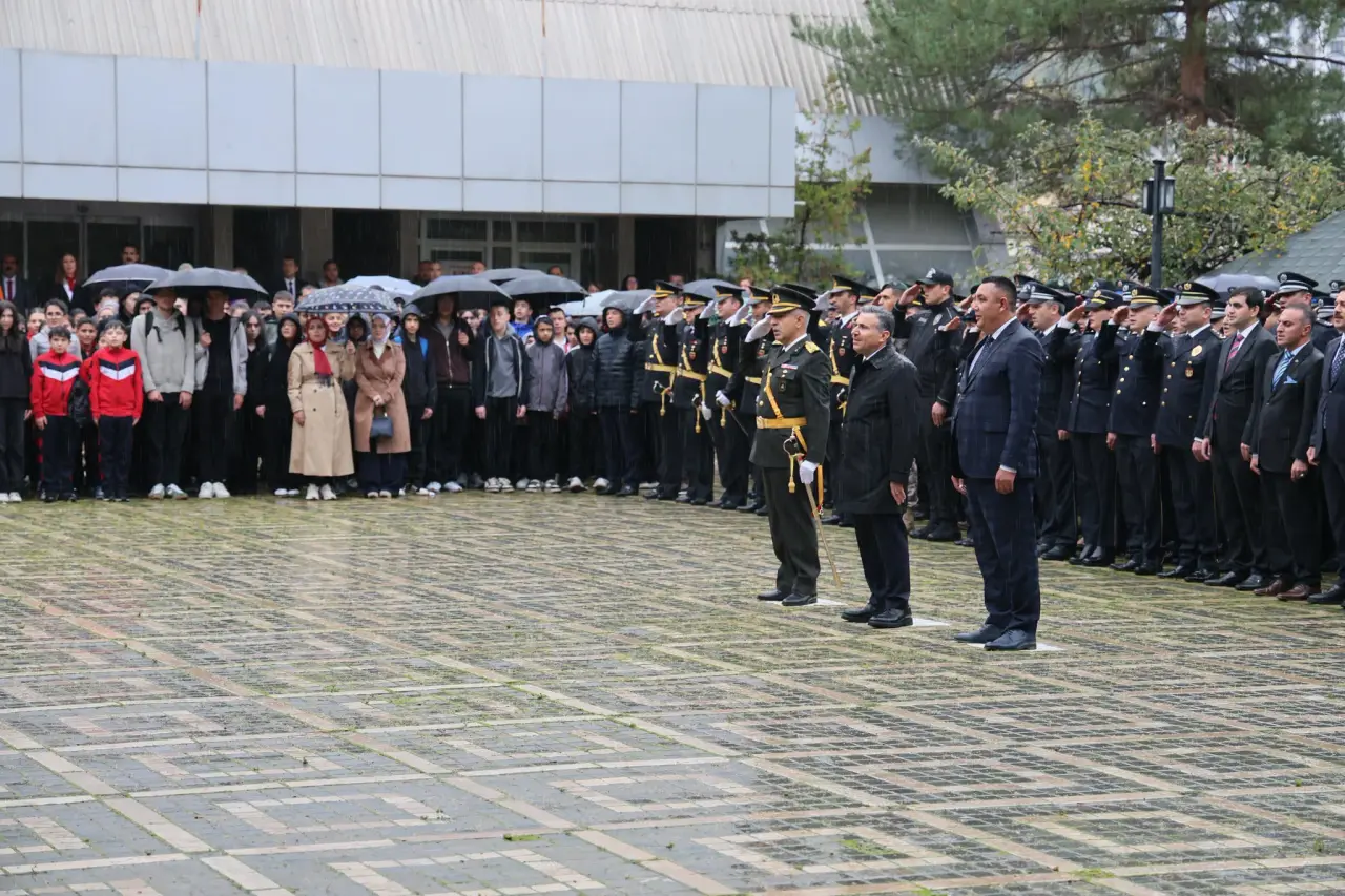 Gümüşhane’de Cumhuriyet Bayramı kutlamaları yağmur altında başladı 4