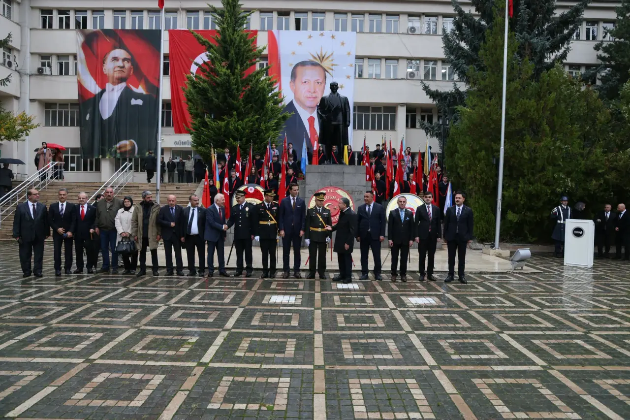 Gümüşhane’de Cumhuriyet Bayramı kutlamaları yağmur altında başladı 2