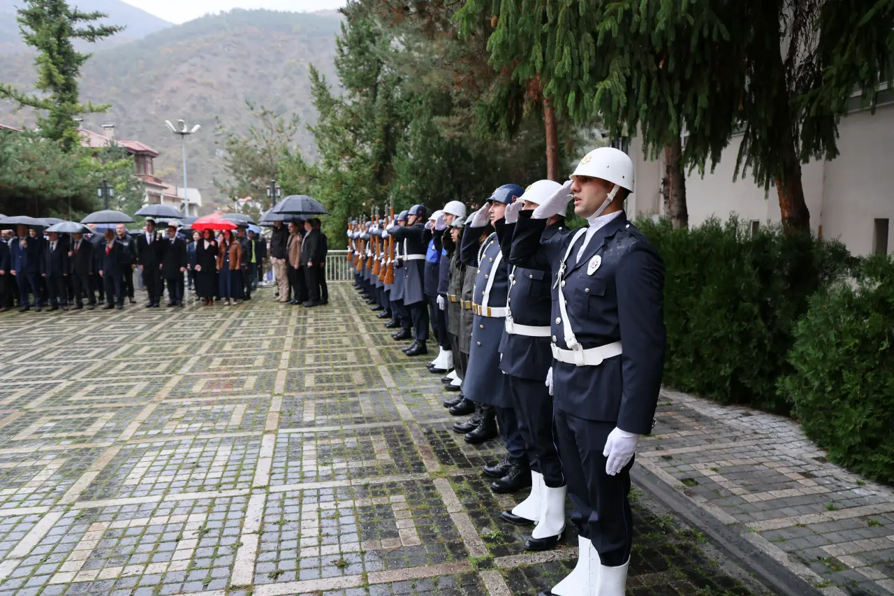 Gümüşhane’de Cumhuriyet Bayramı kutlamaları yağmur altında başladı 12