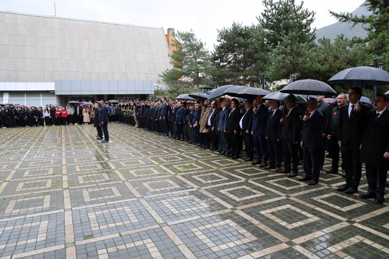 Gümüşhane’de Cumhuriyet Bayramı kutlamaları yağmur altında başladı 13