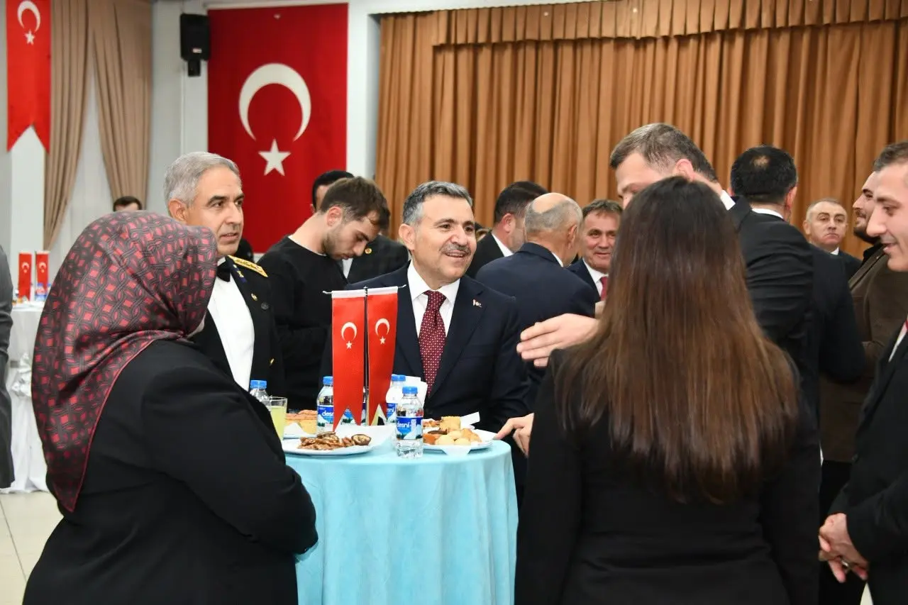 Gümüşhane'de Cumhuriyet'in 103'üncü Yıl Dönümü: Vali Atay Davetlileri Kapıda Karşıladı 3