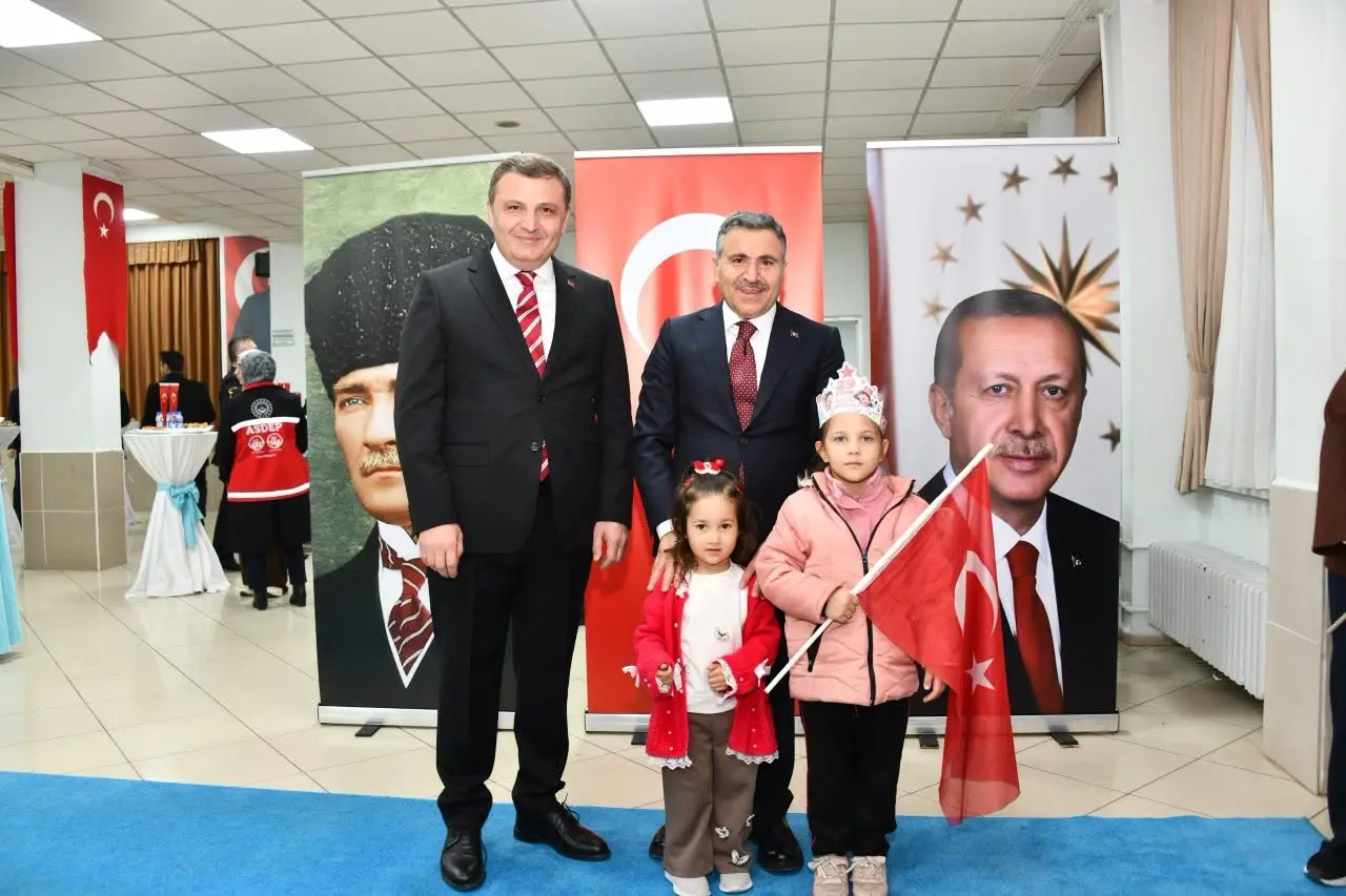 Gümüşhane'de Cumhuriyet'in 103'üncü Yıl Dönümü: Vali Atay Davetlileri Kapıda Karşıladı 6