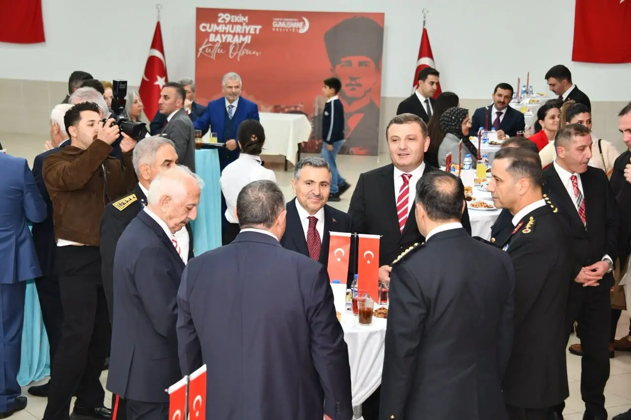 Gümüşhane'de Cumhuriyet'in 103'üncü Yıl Dönümü: Vali Atay Davetlileri Kapıda Karşıladı 9