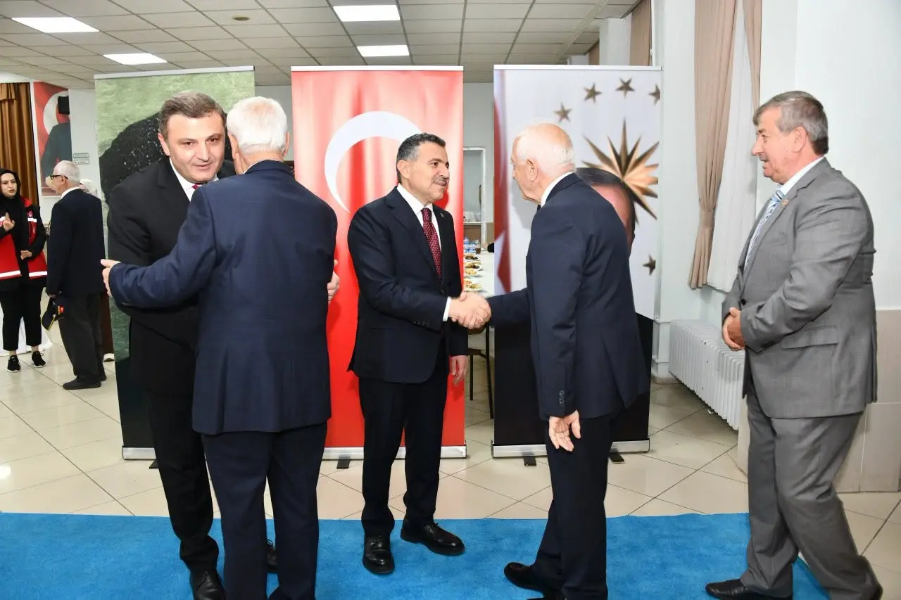 Gümüşhane'de Cumhuriyet'in 103'üncü Yıl Dönümü: Vali Atay Davetlileri Kapıda Karşıladı 5