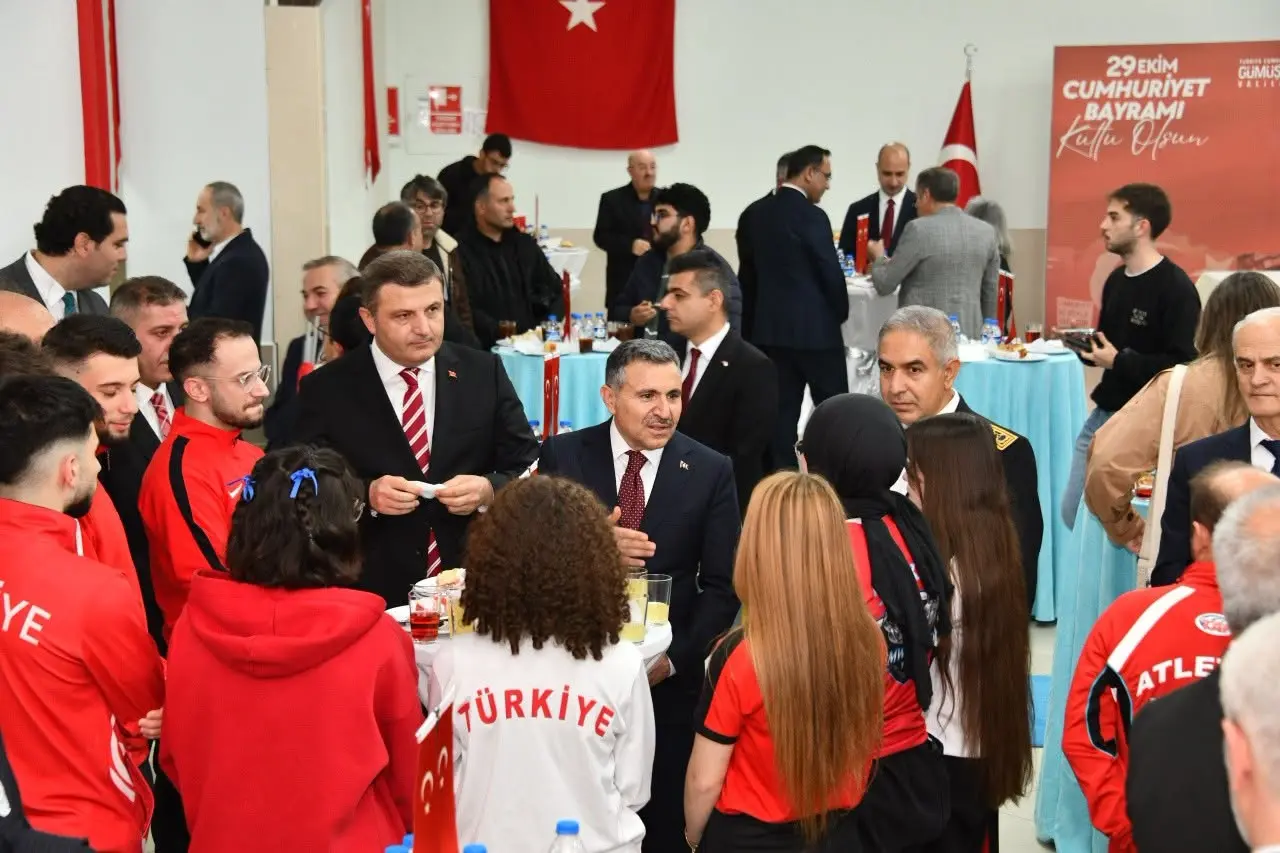 Gümüşhane'de Cumhuriyet'in 103'üncü Yıl Dönümü: Vali Atay Davetlileri Kapıda Karşıladı 8