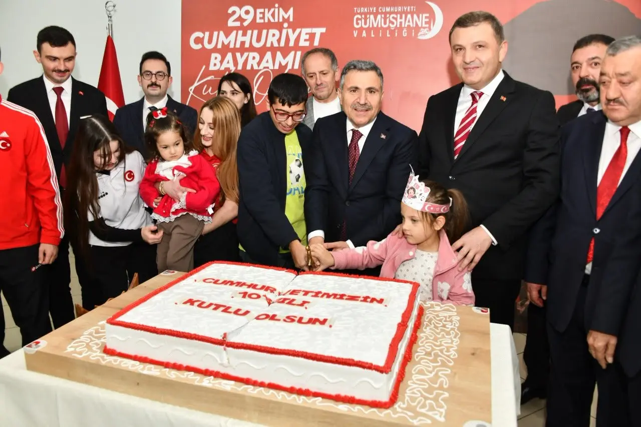 Gümüşhane'de Cumhuriyet'in 103'üncü Yıl Dönümü: Vali Atay Davetlileri Kapıda Karşıladı 1
