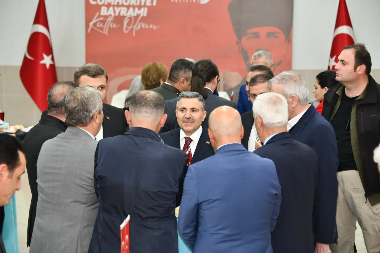 Gümüşhane'de Cumhuriyet'in 103'üncü Yıl Dönümü: Vali Atay Davetlileri Kapıda Karşıladı 10