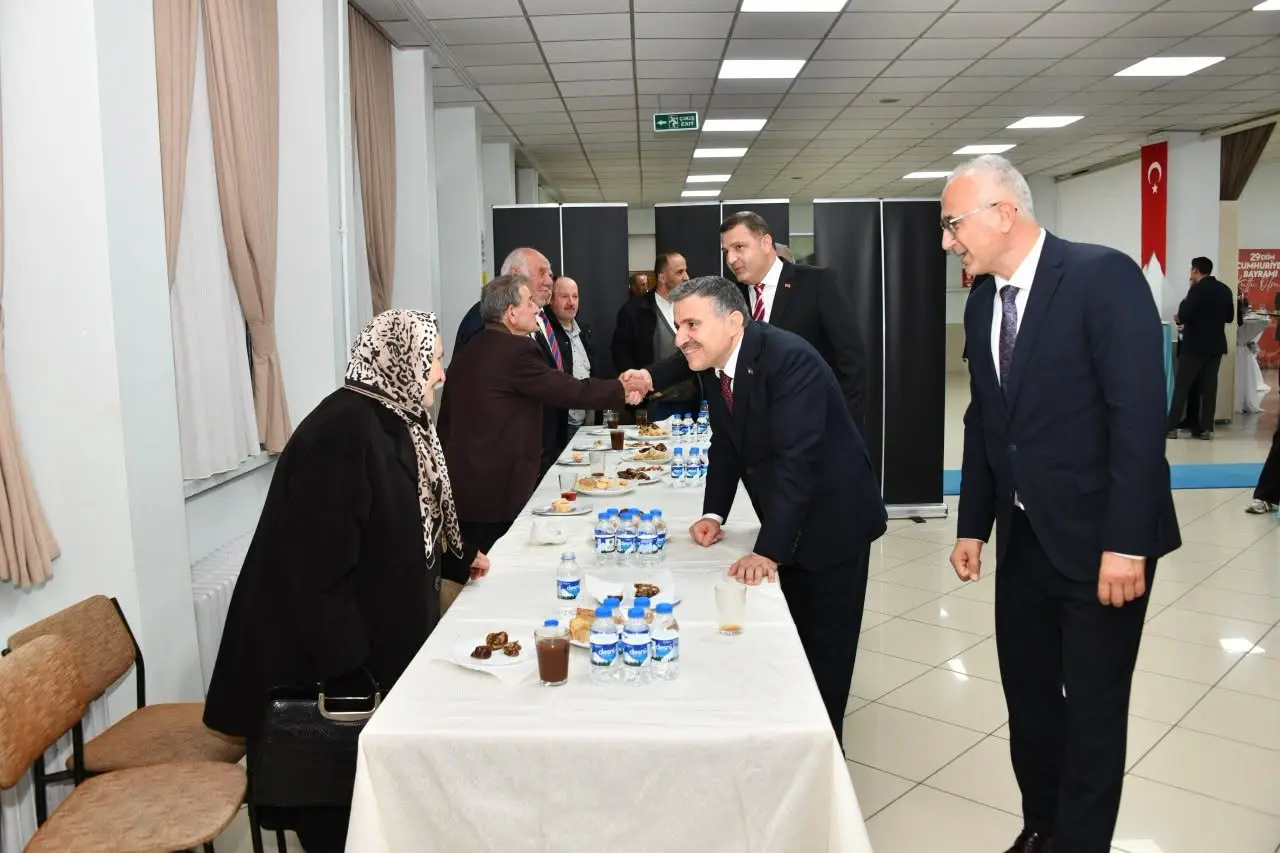 Gümüşhane'de Cumhuriyet'in 103'üncü Yıl Dönümü: Vali Atay Davetlileri Kapıda Karşıladı 7