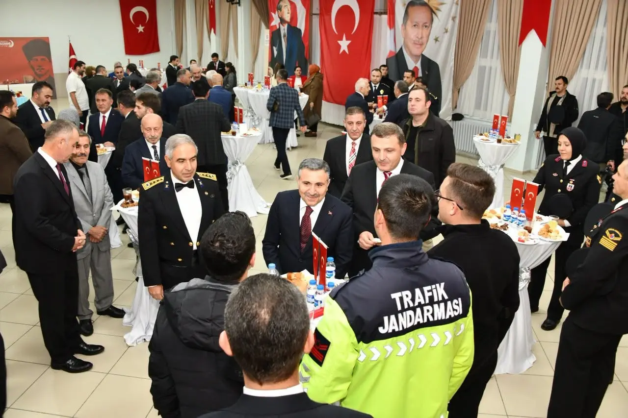 Gümüşhane'de Cumhuriyet'in 103'üncü Yıl Dönümü: Vali Atay Davetlileri Kapıda Karşıladı 4