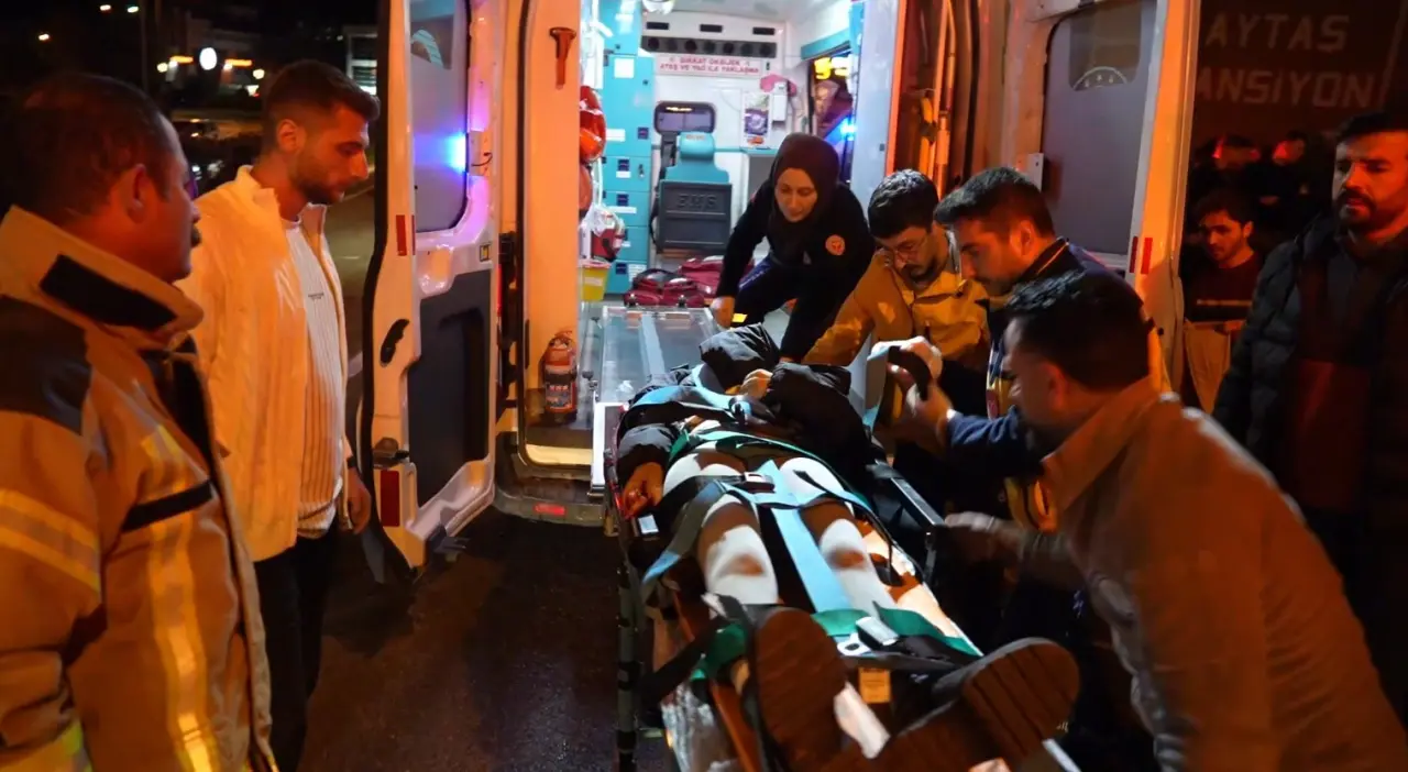 Gümüşhane'de kontrolden çıkan araç kaldırımdaki öğrenciye çarptı: 4 yaralı 2