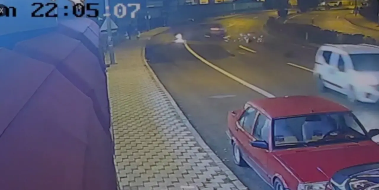 Gümüşhane'de kontrolden çıkan araç kaldırımdaki öğrenciye çarptı: 4 yaralı 5