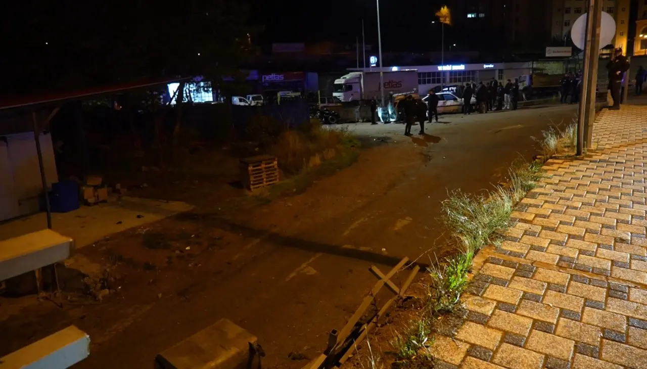 Gümüşhane'de kontrolden çıkan araç kaldırımdaki öğrenciye çarptı: 4 yaralı 4