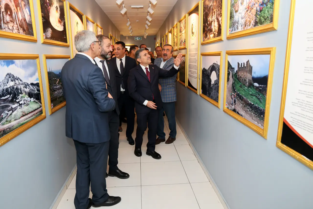 Gümüşhane'de Kültür Şöleni Başladı: Onlarca Yayınevi ve Yazar Bu Fuarda Buluşuyor! 43