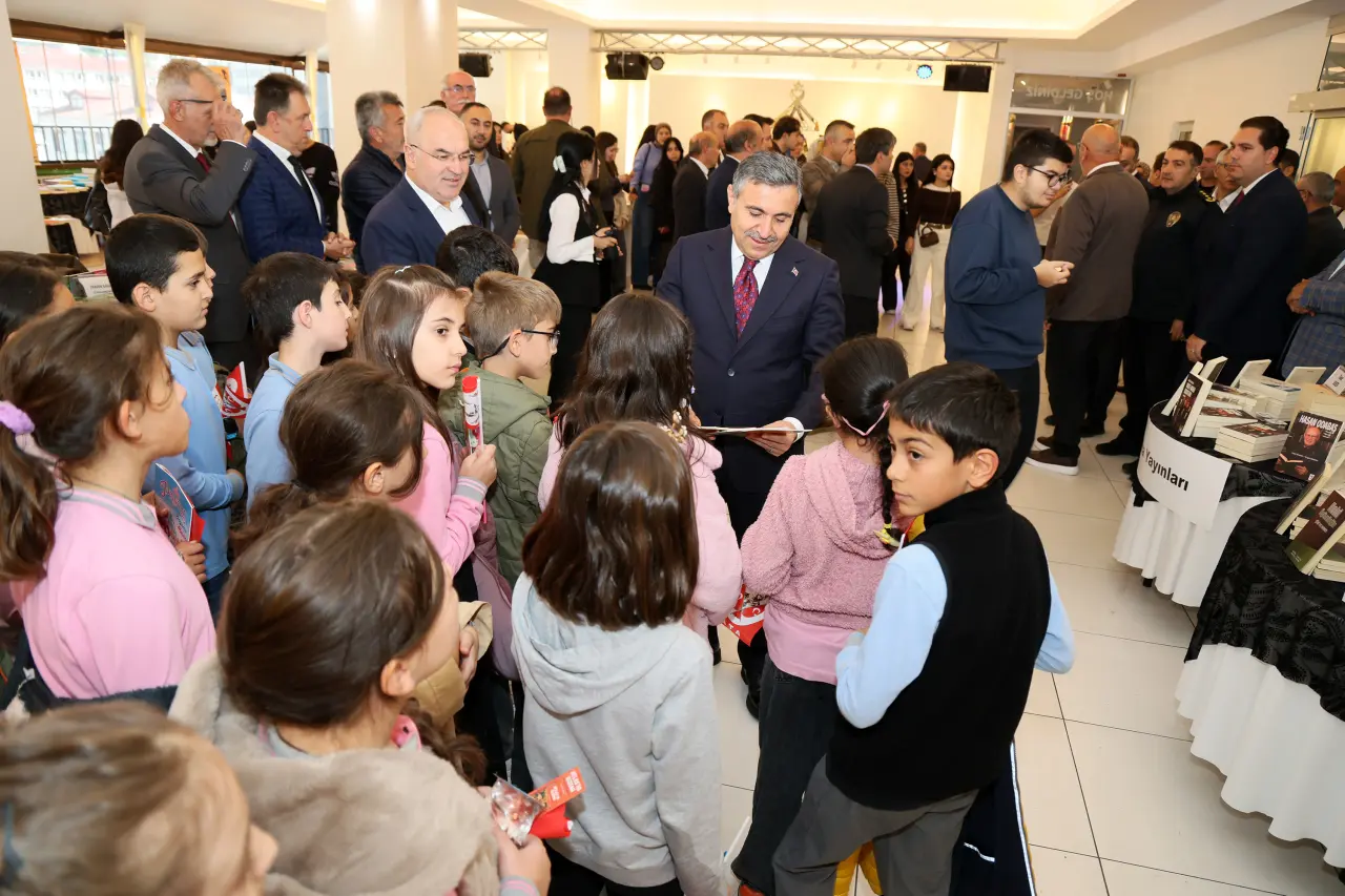 Gümüşhane'de Kültür Şöleni Başladı: Onlarca Yayınevi ve Yazar Bu Fuarda Buluşuyor! 2