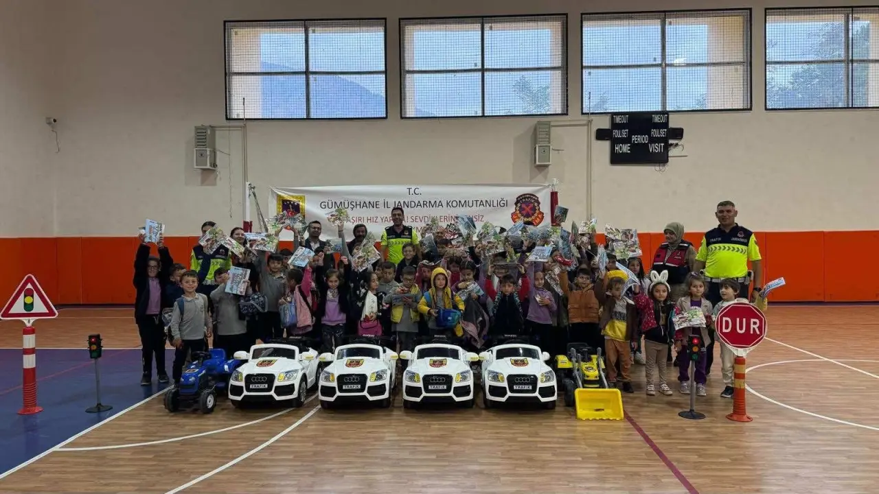 Kürtün'de Minik Öğrencilere Hayati Ders: Trafik Jandarması Özkürtün'de Sahaya İndi 6