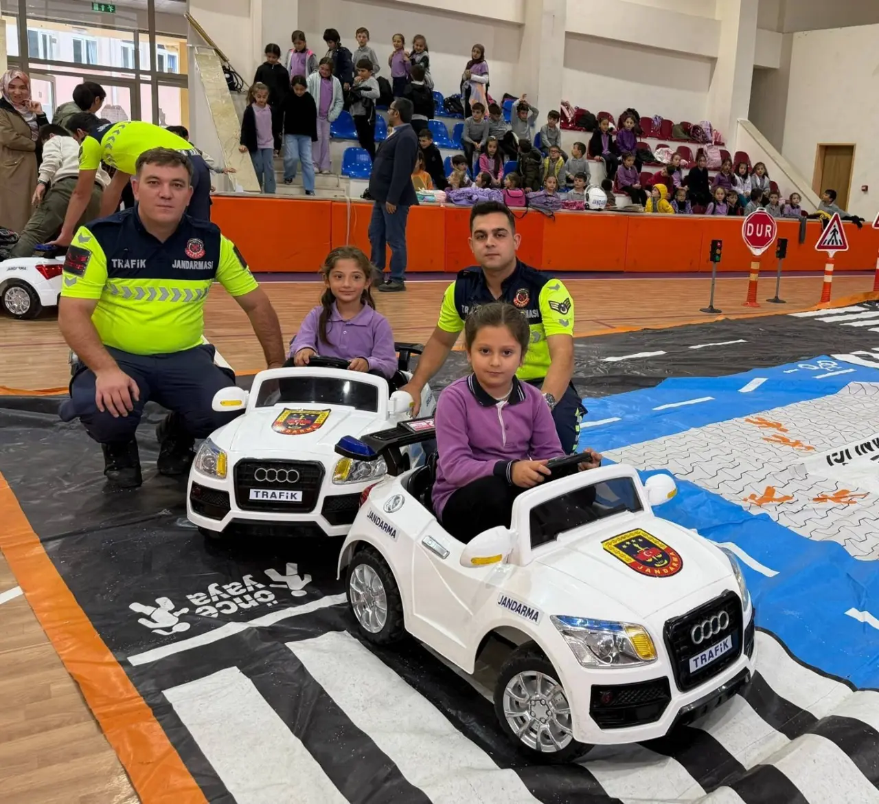 Kürtün'de Minik Öğrencilere Hayati Ders: Trafik Jandarması Özkürtün'de Sahaya İndi 5