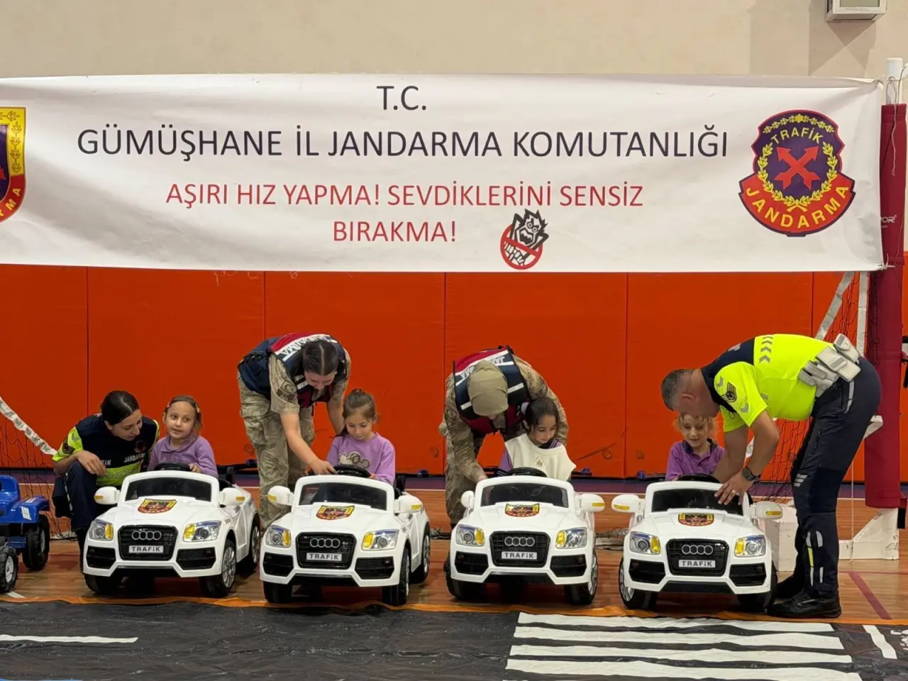Kürtün'de Minik Öğrencilere Hayati Ders: Trafik Jandarması Özkürtün'de Sahaya İndi 3